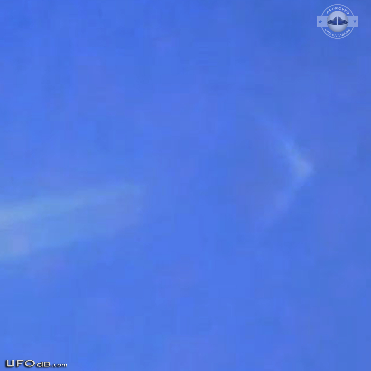 Photographer in Wichita, Kansas capture triangular UFO in bright day UFO Picture #563-8