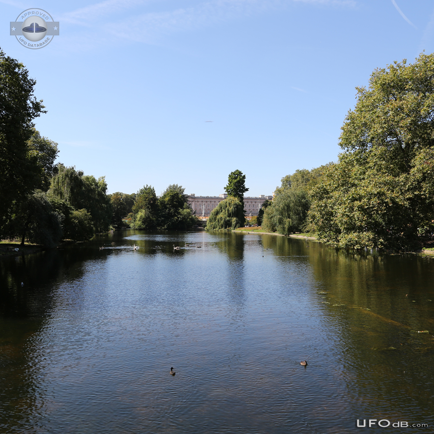 Two Pictures taken one second apart - UFO in London UK 2016 UFO Picture #801-2