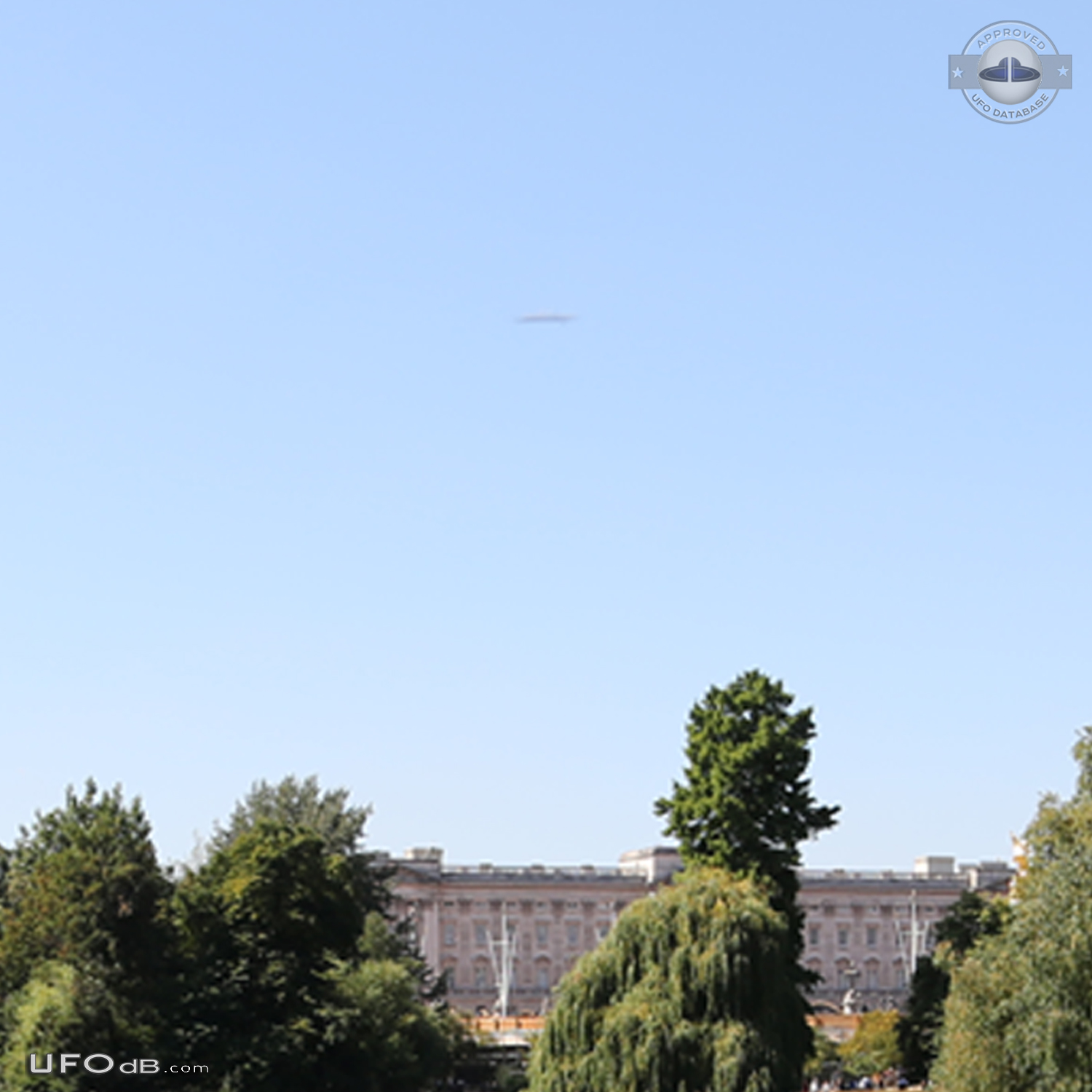 Two Pictures taken one second apart - UFO in London UK 2016 UFO Picture #801-4