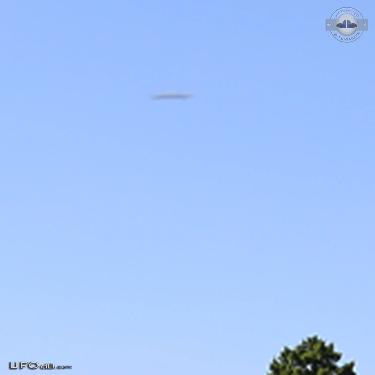 Two Pictures taken one second apart - UFO in London UK 2016 UFO Picture #801-5